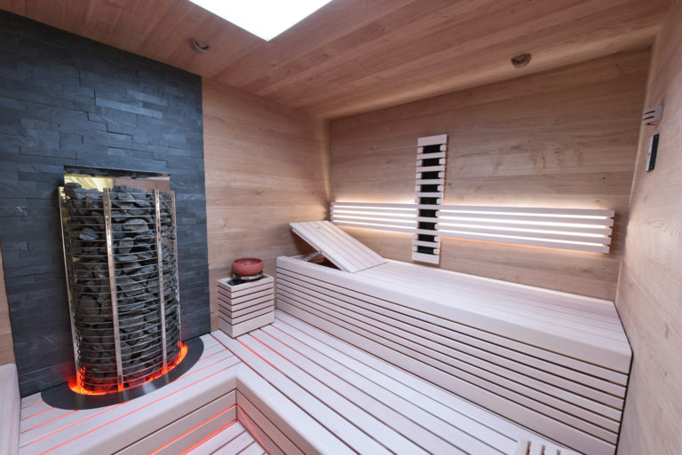 Sauna mit Steinrückwand